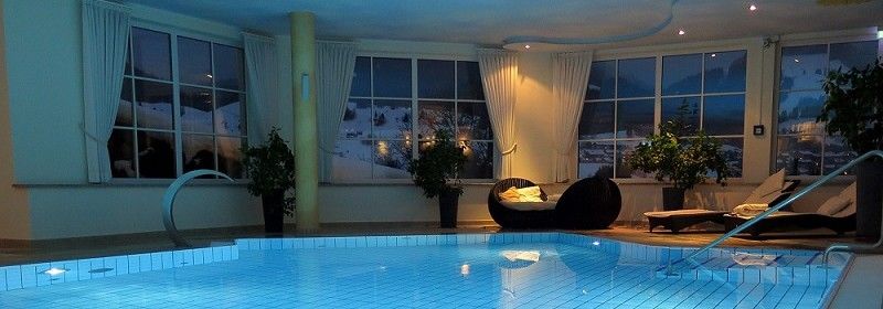 Ein-Pool-mit-Überdachung Ein-Pool-mit-Überdachung